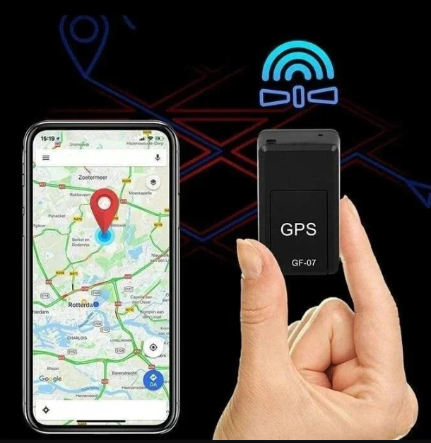 Zwarte mini GPS tracker met lange batterijduur voor ononderbroken real-time monitoring van voertuigen en waardevolle spullen.