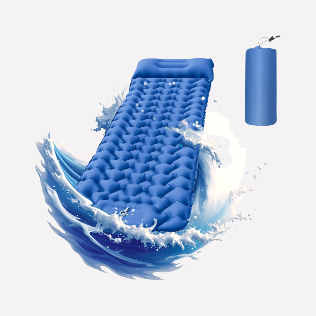 Opgerolde compacte outdoor slaapmat, klaar voor kampeeravonturen, lichtgewicht en makkelijk mee te nemen.