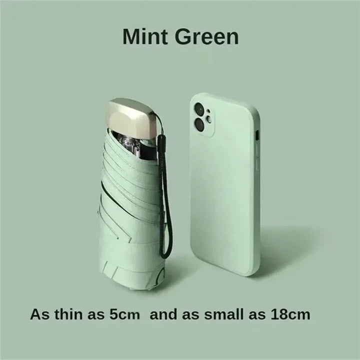 Detail van het opgevouwen formaat van de mini-paraplu, perfect voor in de zak of tas.