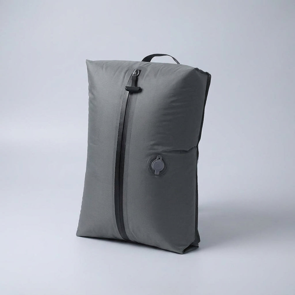 Kleding klaar voor compressie in de SpaceSwell reis compressietas. Organiseer je bagage efficiënt.