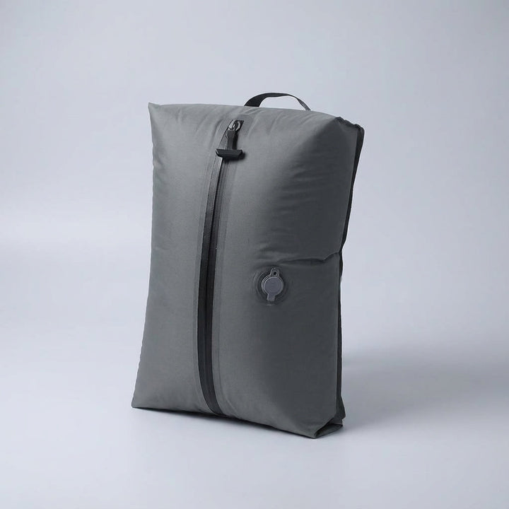 Kleding klaar voor compressie in de SpaceSwell reis compressietas. Organiseer je bagage efficiënt.