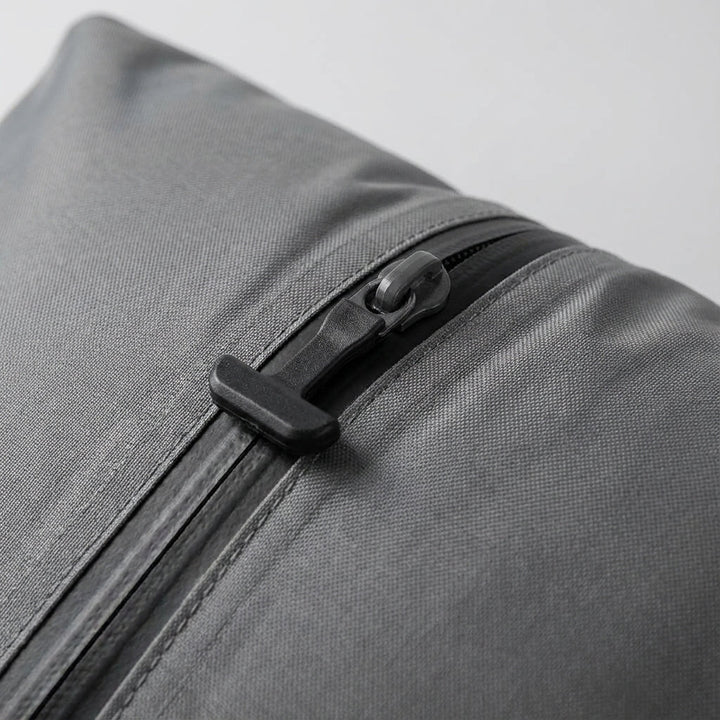 Groot volume kleding gecomprimeerd in een SpaceSwell reistas. Maximale ruimtebesparing in je koffer.