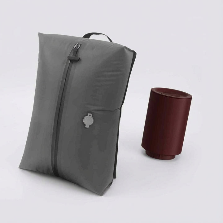Vouwbare compressietas compact opgevouwen. Perfect reisaccessoire en organizer voor elke trip.