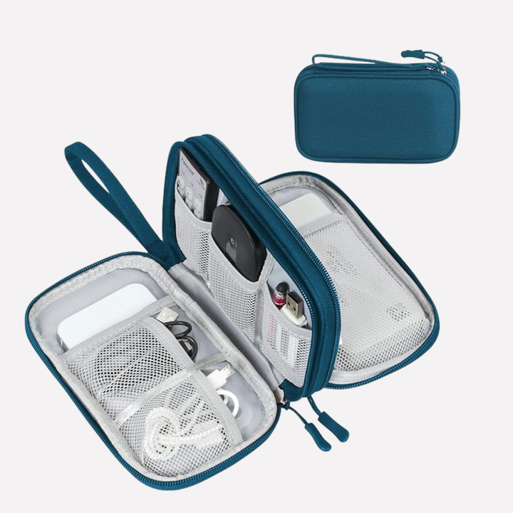 Reis gadget organizer met elastische lussen en mesh vakken voor diverse kabels en gadgets.