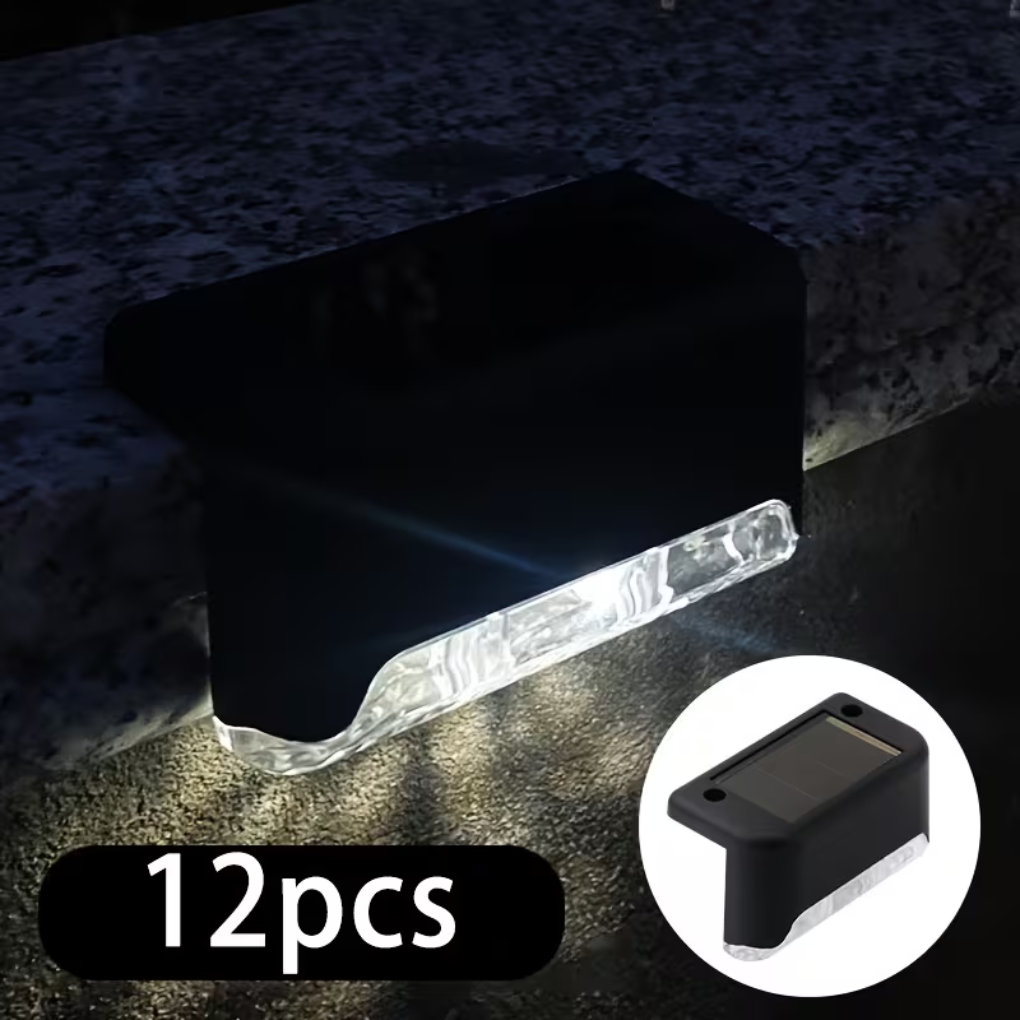 Compacte solar tuinlamp met bewegingssensor voor buitenverlichting, energiezuinige LED hek- en terrasverlichting.