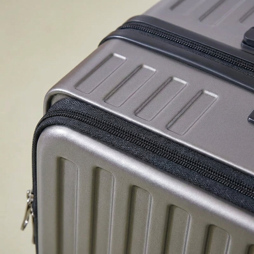 Moeiteloze spinner reiskoffer met praktisch voorvak, perfect voor een zorgeloze vakantie.