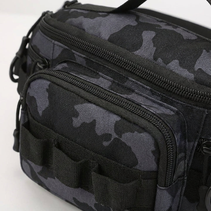 Persoon draagt compacte tactische heuptas tijdens wandelen in de natuur, perfect als outdoor of festivaltas, comfortabel.