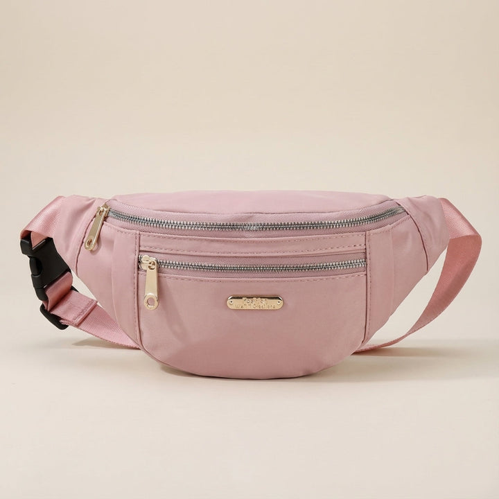 Lichtgewicht nylon tas, te dragen als heuptas, schoudertas of crossbody, ideaal voor actieve levensstijl.