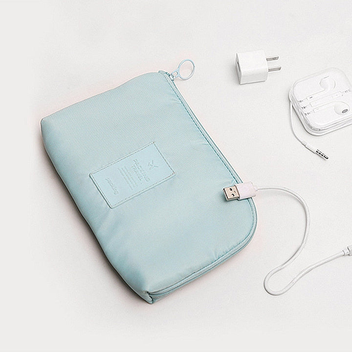 Gesloten, waterdichte elektronica reis organizer tas, klaar om gadgets te beschermen onderweg.