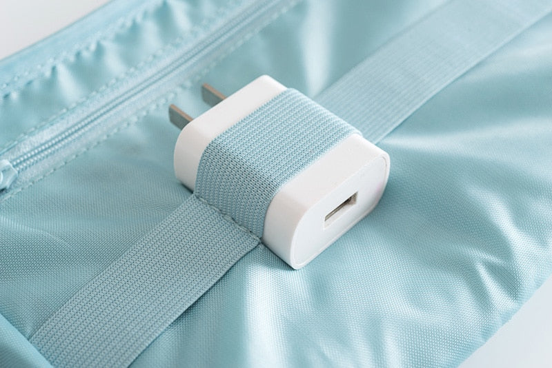 Open waterdichte elektronica organizer met diverse kabels, powerbank en opladers netjes gerangschikt.