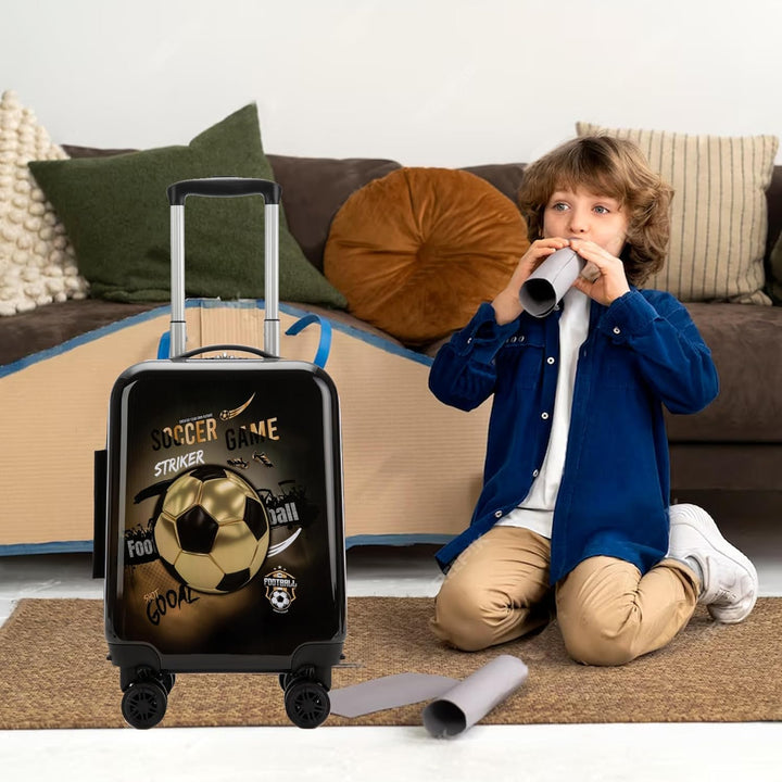 Jongen lacht terwijl hij zijn Game Day kinderkoffer voor de vakantie inpakt.