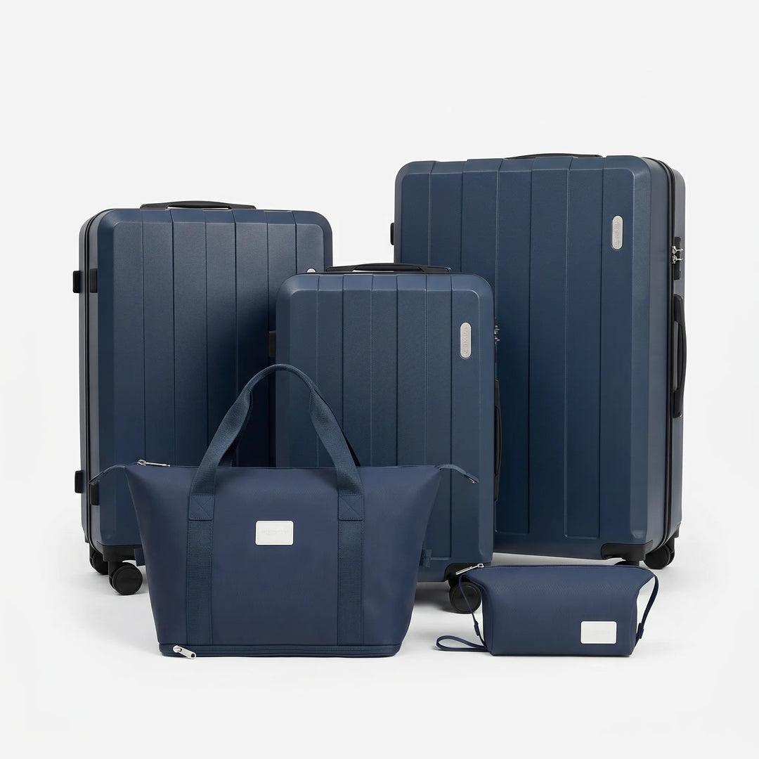 Veelzijdige reiskofferset met trolleys van verschillende formaten en bijpassende reisaccessoires.