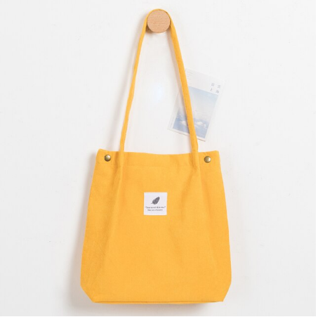 Detailopname van het zachte corduroy van deze casual dames tote tas. Trendy accessoire.