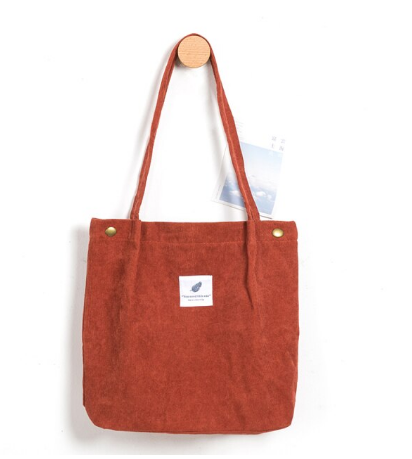 Ruime dames casual totebag gevuld met dagelijkse benodigdheden. Praktisch, stijlvol en comfortabel.