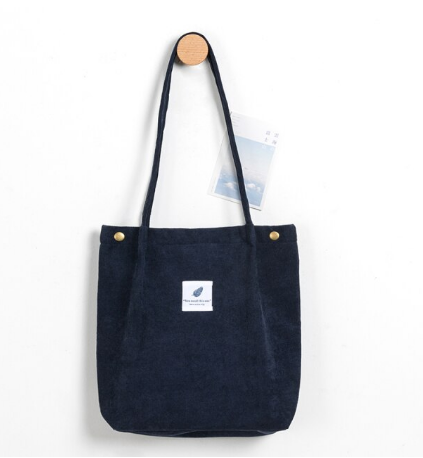 Binnenkant van de ruime corduroy dames totebag, genoeg plek voor al je spullen.