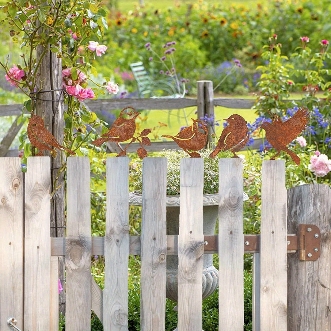"Cortenstaal tuin vogelbeeld; roestkleur, duurzaam en weerbestendig voor elegante tuin decoratie."
