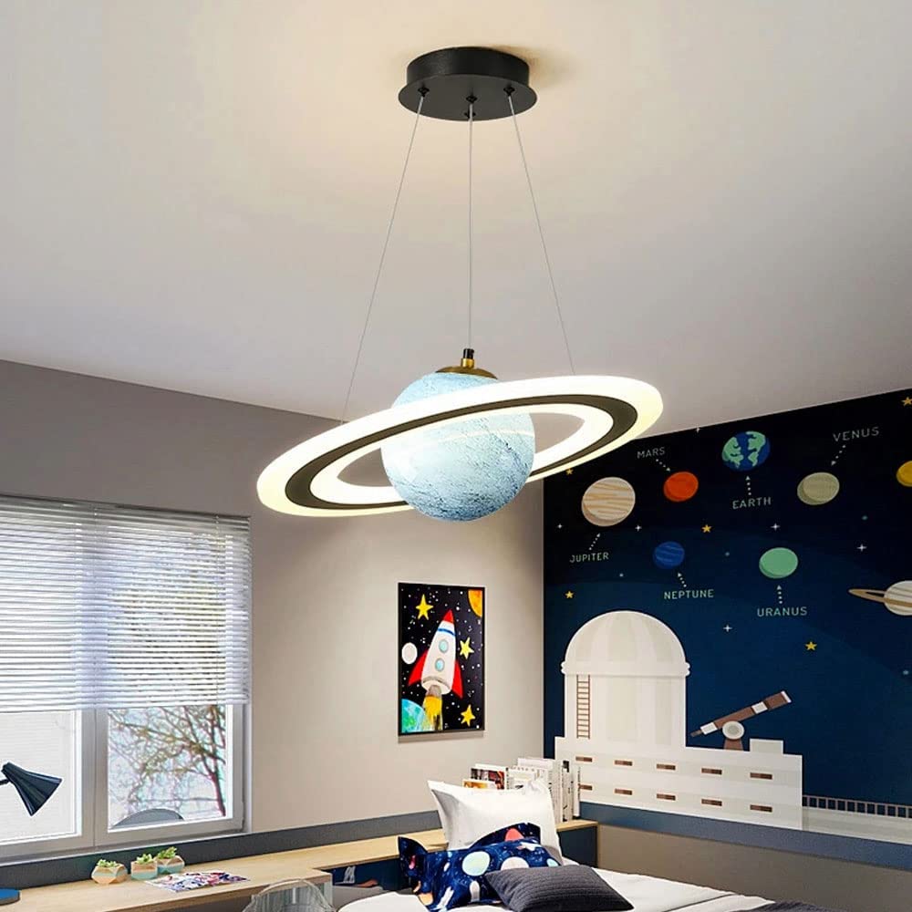 Stijlvolle LED hanglamp met planeten in een speelkamer; de CosmoGlow verlichting creëert een droomwereld.
