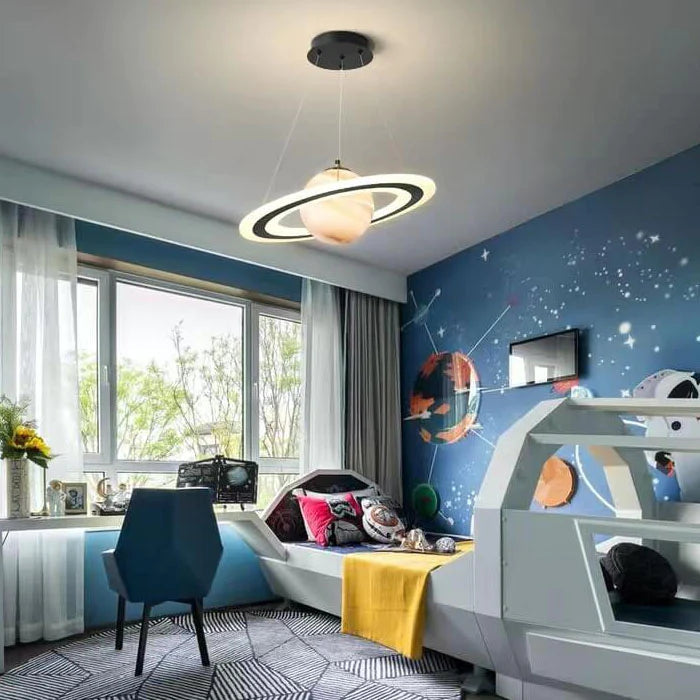 Planeten hanglamp voor kinderkamer, met heldere LED verlichting; ideaal voor ruimte-avonturen in de speelkamer.