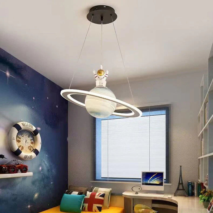 LED hanglamp 'CosmoGlow' voor de kinderkamer, met ruimte-thema planeten en sterren voor gezellige sfeer.