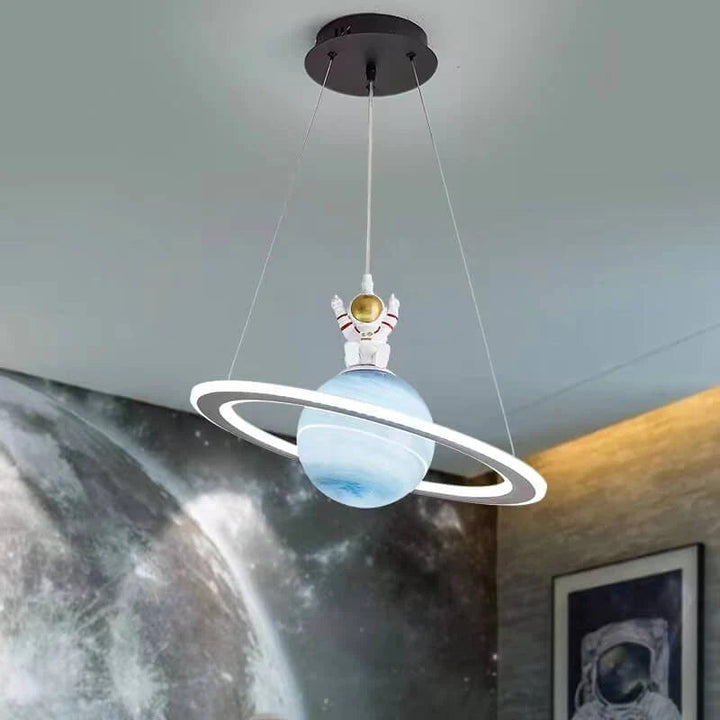 Kind kijkt vol bewondering naar CosmoGlow planeten hanglamp; ideale LED verlichting voor slaapkamer of speelkamer.