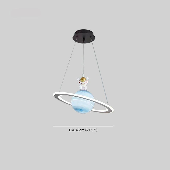 Gedetailleerde CosmoGlow LED hanglamp met kleurrijke planeten en astronaut, perfecte kinderkamer verlichting.