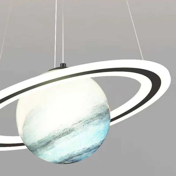 Sfeervolle CosmoGlow LED hanglamp; brengt het heelal met planeten en ruimte naar de kinderkamer.