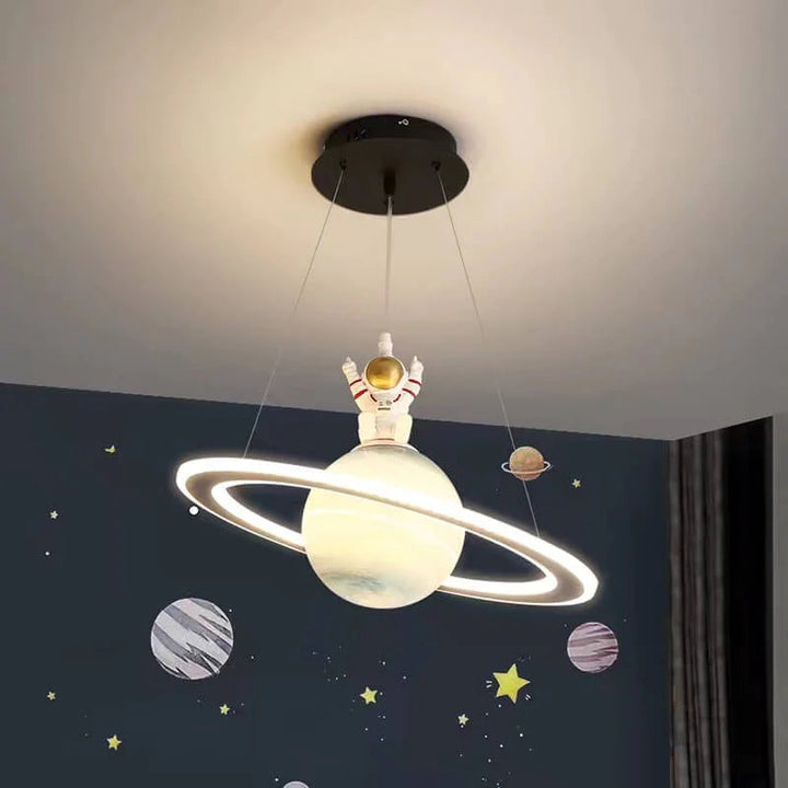 CosmoGlow LED hanglamp met planeten hangt in een lichte kinderkamer; moderne ruimte-decoratie voor slaapkamer.