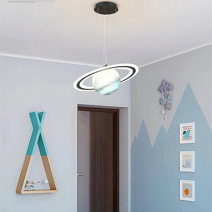 Close-up van CosmoGlow LED hanglamp, toont gedetailleerde planeten en robuuste kinderkamer verlichting.