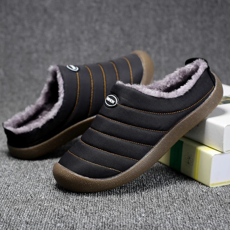 Comfortabele CozyWarm herenpantoffels, warm gevoerd voor ontspannen momenten thuis.