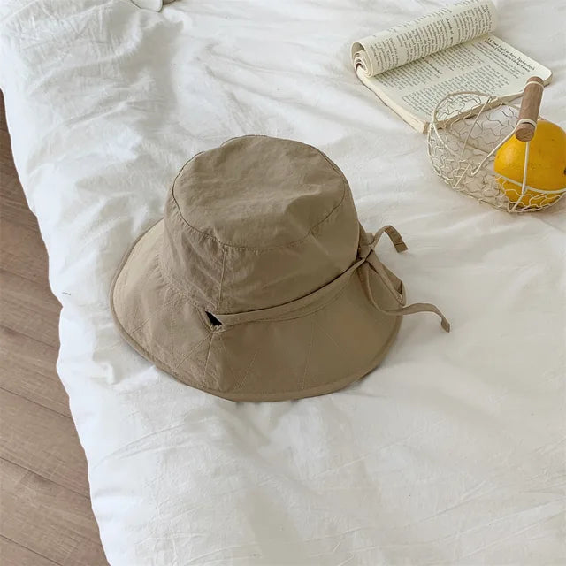Khaki vissershoed 'Aislyn' voor dames met vetersluiting; een onmisbare strandhoed voor reizen.