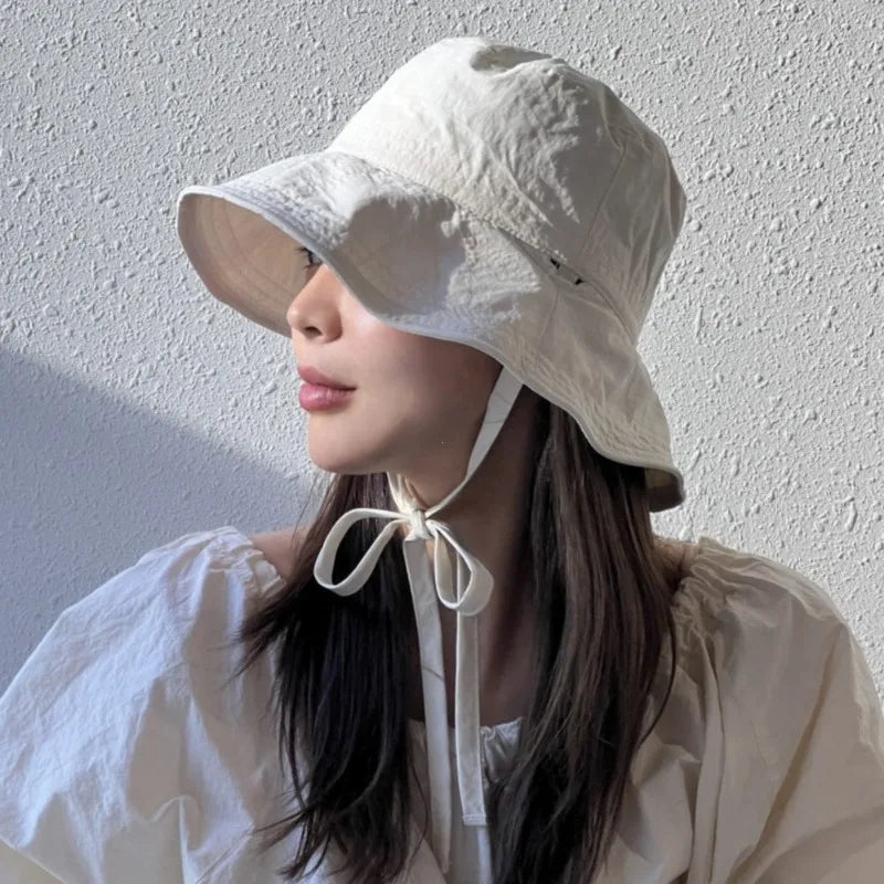 Stijlvolle dames vissershoed met vetersluiting; de Aislyn biedt optimale zonbescherming als accessoire.