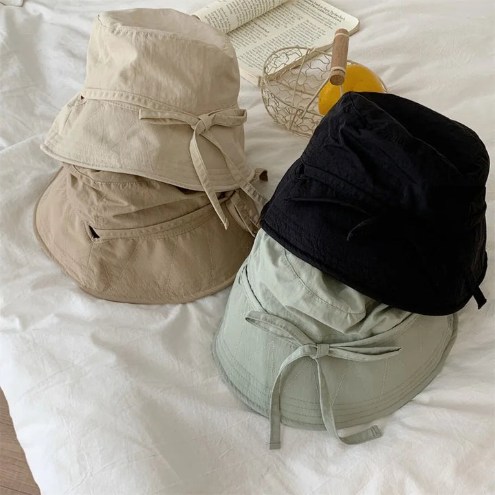 Groene Aislyn dames zomerhoed met vetersluiting; een chic accessoire voor stranddagen en reizen.