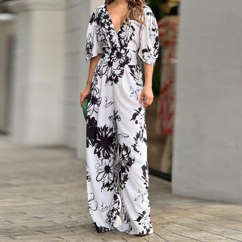 Dames jumpsuit met bloemenprint gedragen in de buitenlucht