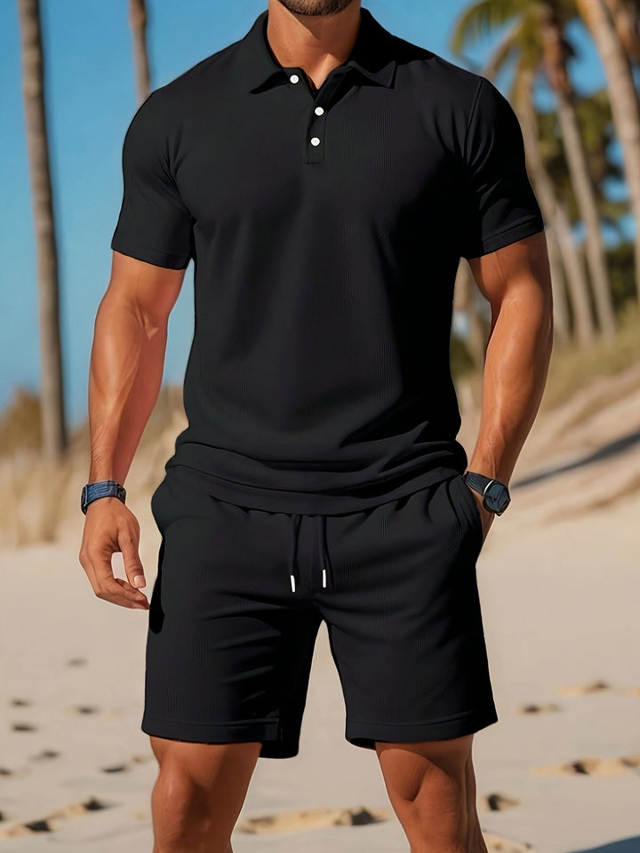 Modieuze herenset bestaande uit een zomerse polo en bijpassende shorts
