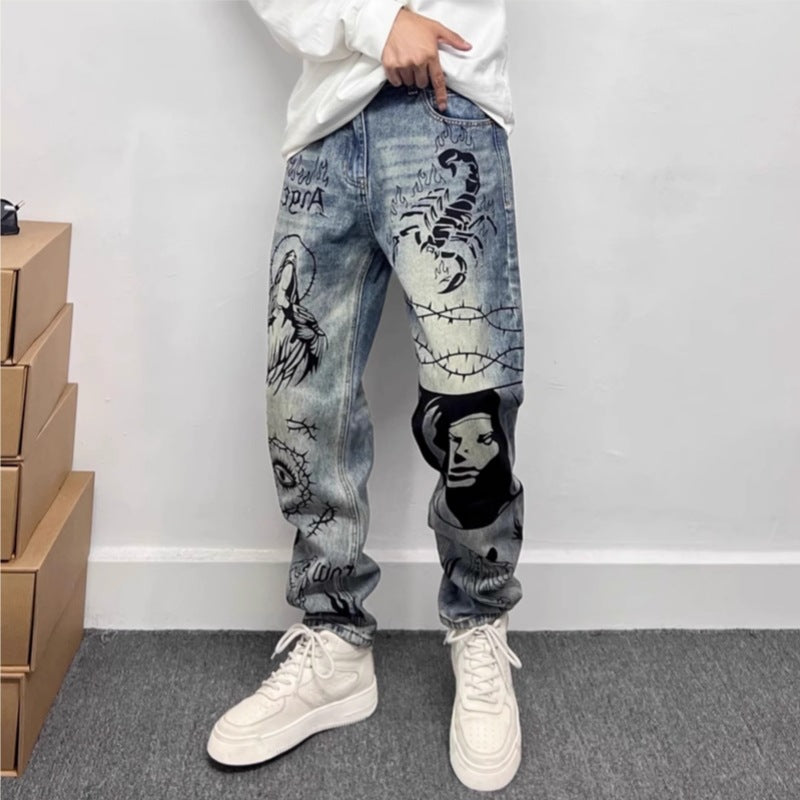 Detailopname van de voorzijde van de blauwe jeans met opvallende grafische motieven