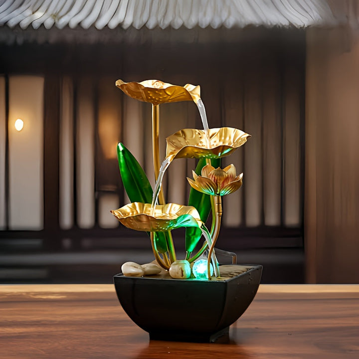 Detailopname van de gouden lotusbloemen en het stromende water