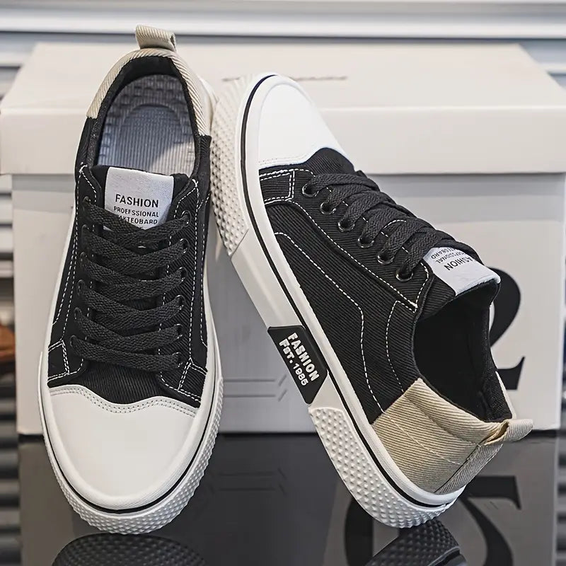 Zwarte comfortabele herensneakers getoond vanuit een hoek