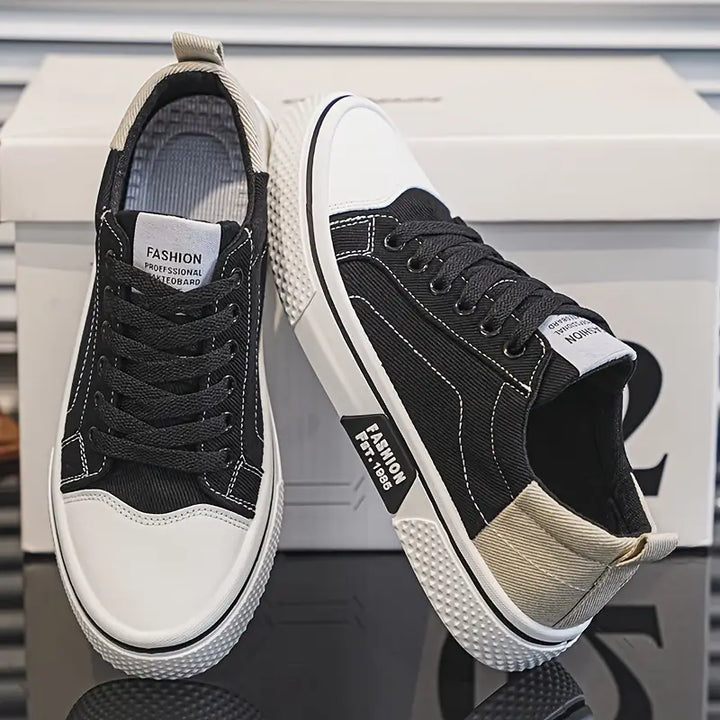 Zwarte comfortabele herensneakers getoond vanuit een hoek