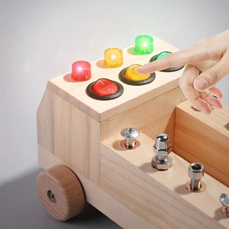 Kindhand die drukt op een verlichte knop van het activiteitenbord