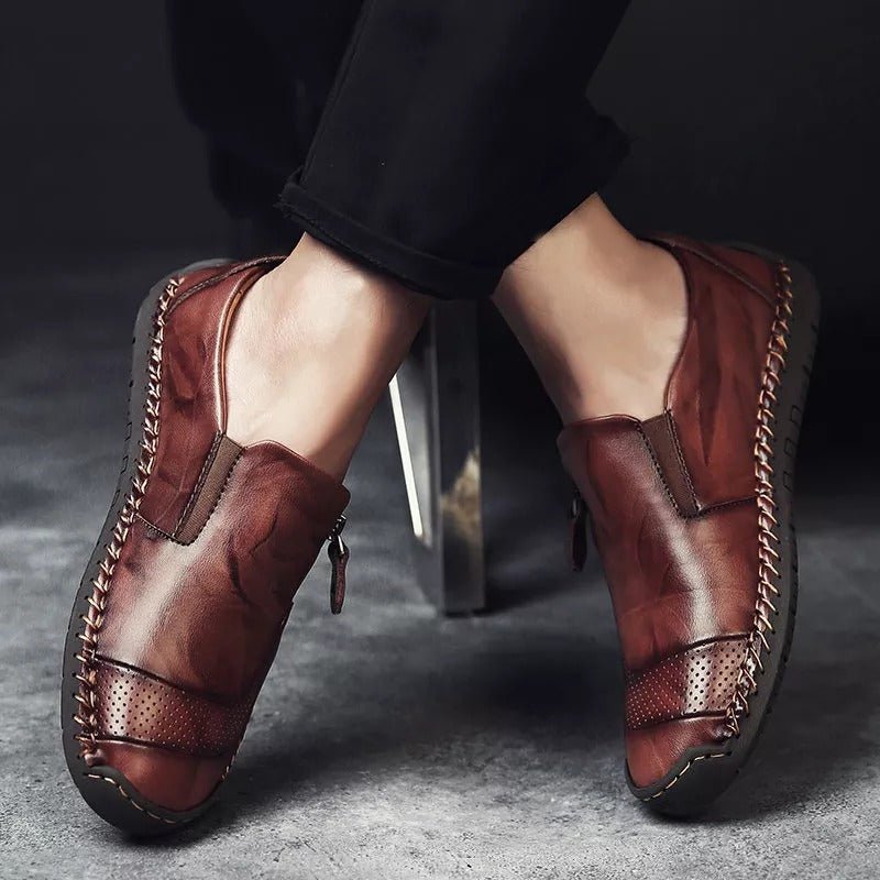 Herenschoenen gedragen aan de voeten voor een stijlvolle look