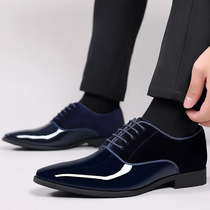 Blauwe heren lakschoenen gedragen onder een zwarte pantalon