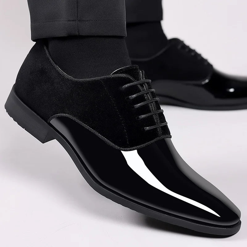 Detailopname van zwarte nette herenschoenen met vetersluiting