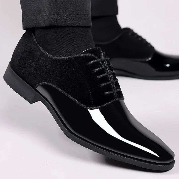 Detailopname van zwarte nette herenschoenen met vetersluiting