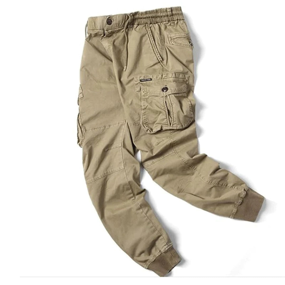 Detailopname van de zijkant van de beige cargobroek voor heren