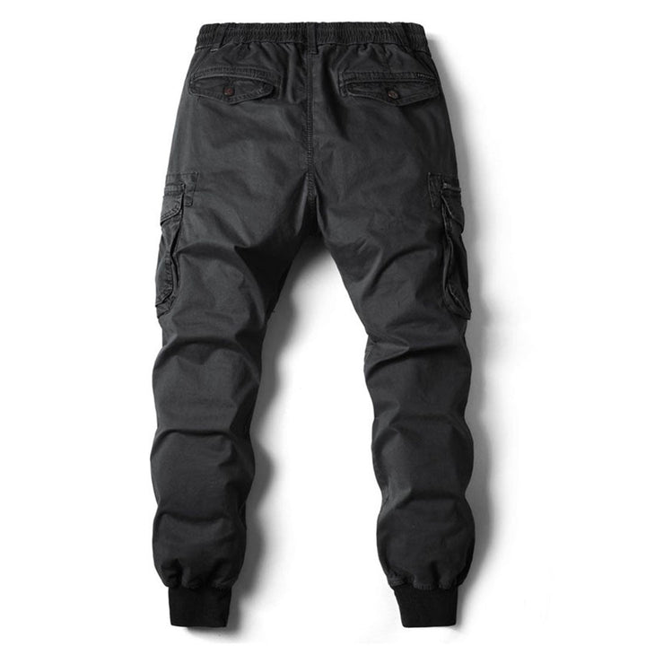 Modieuze cargo broek heren getoond vanaf de achterkant voor pasvorm