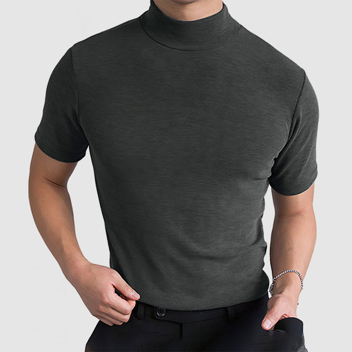 Model draagt heren luxe stretch T-shirt met standkraag, toont de perfecte pasvorm en modern silhouet.