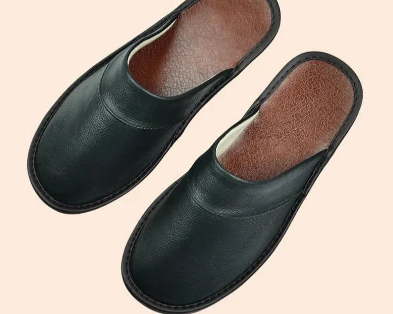 Zwarte heren pantoffels met bruine binnenzool, bovenaanzicht.