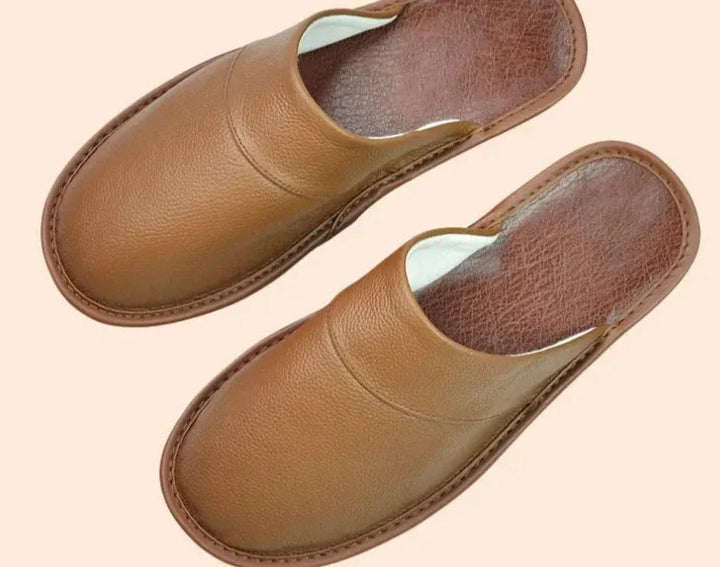 Bruine heren pantoffels, zacht en lichtgewicht design.