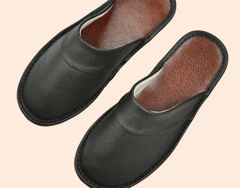 Elegante heren pantoffels in klassiek zwart, ideaal voor ontspanning.