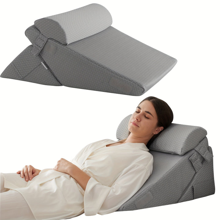 Model gebruikt het ergonomisch wigkussen voor ondersteuning van de benen